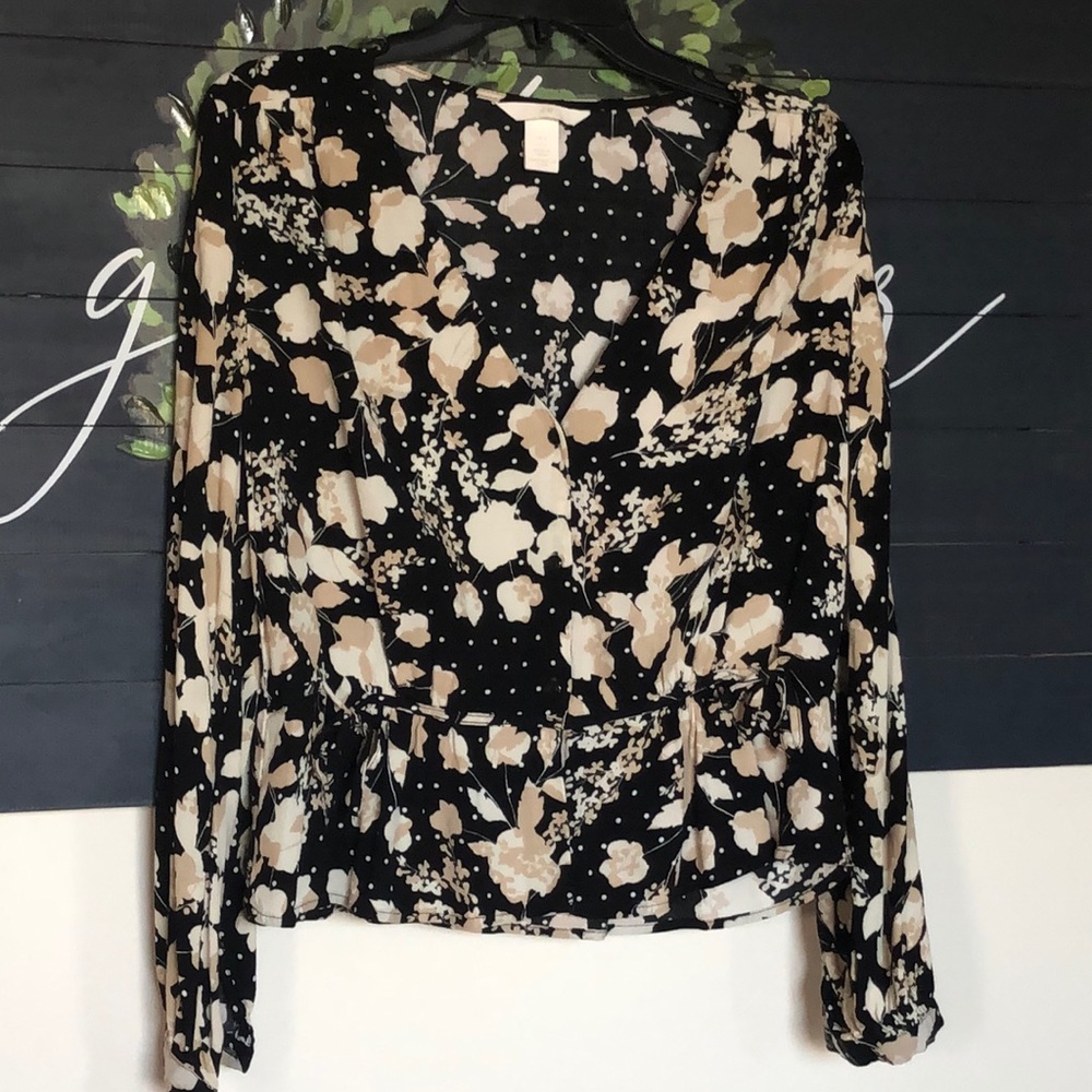 H&M top worn once. Black , beige & white.